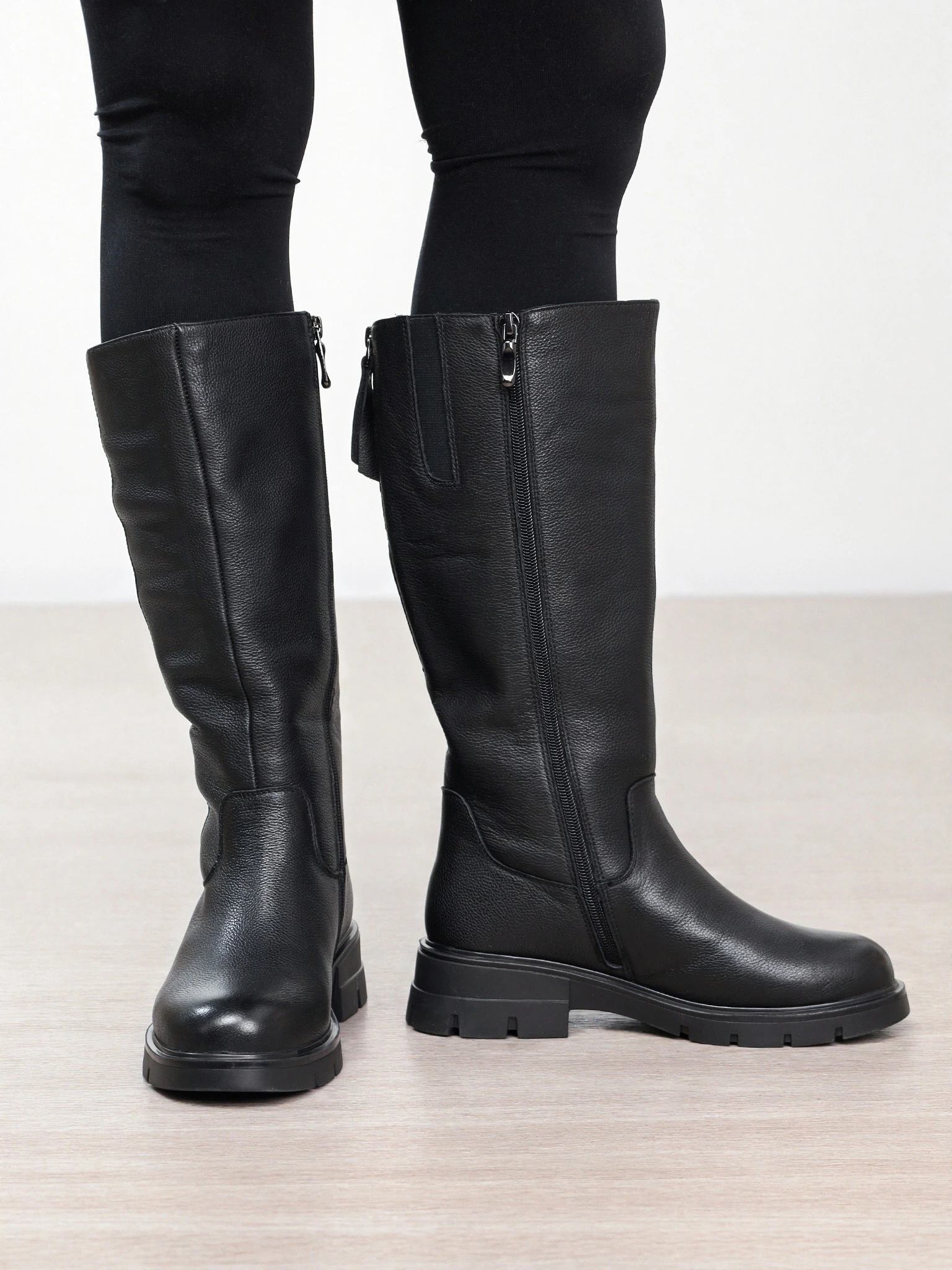 Сапоги черного цвета на рельефной подошве